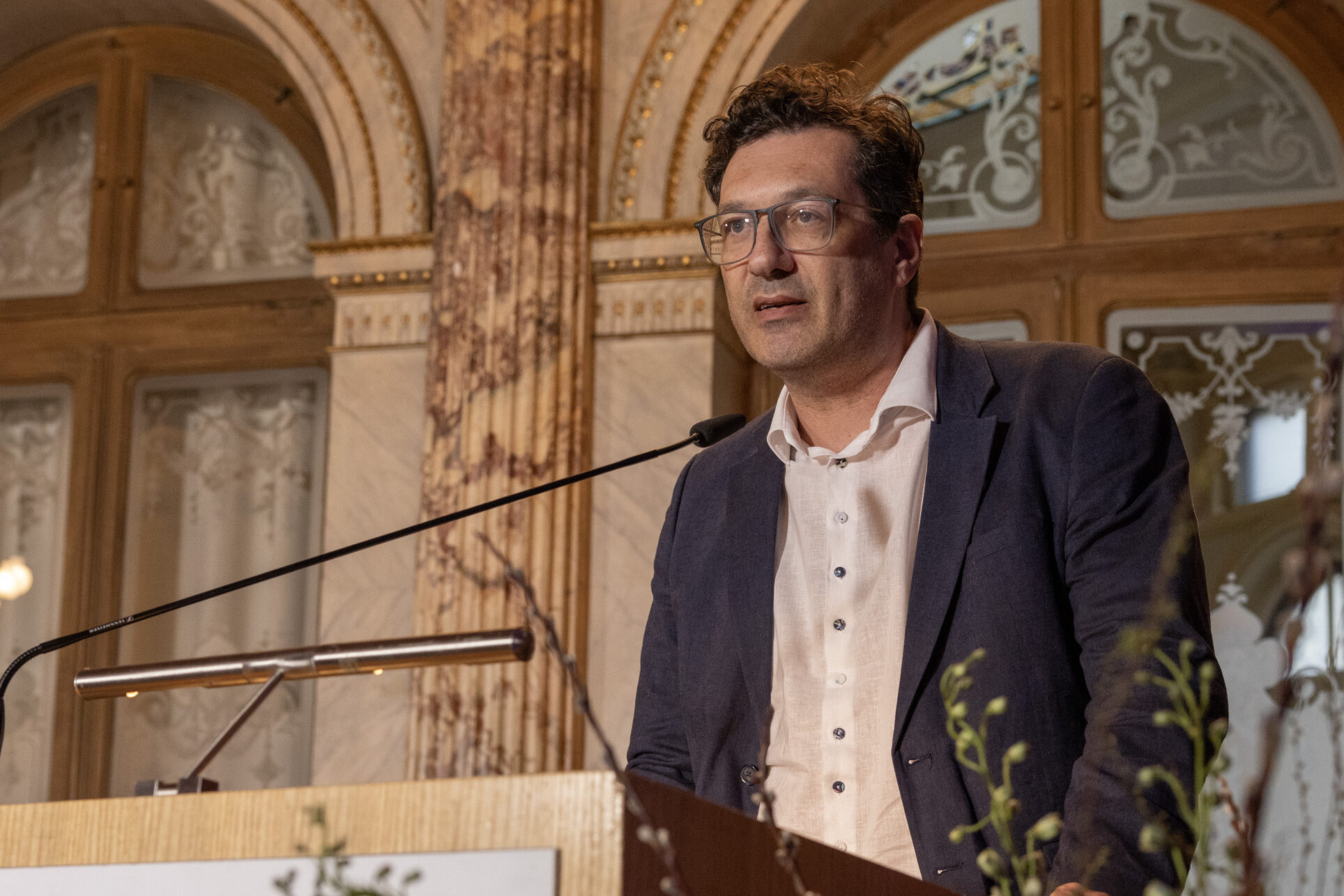 Orlando Budelacci an einem Rednerpult im Hotel Schweizerhof Luzern