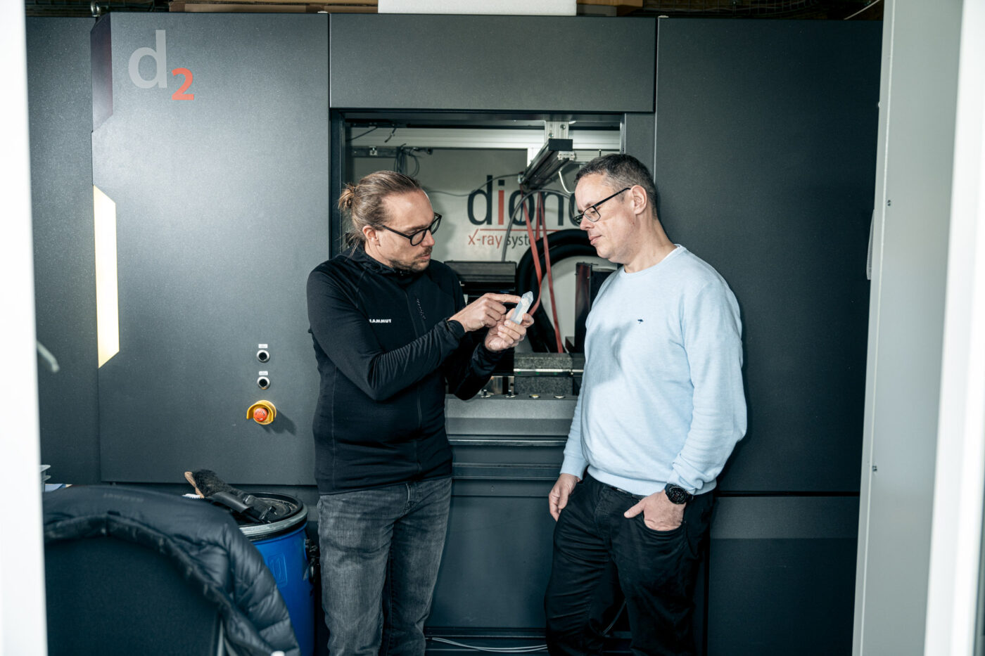 Damian Gwerder Wissenschaftlicher Mitarbeiter zeigt Philipp Schütz, Forschungsgruppenleiter Kompetenzzentrum Energiespeicher, Institut Maschinen- und Energietechnik (IME) eine Bandscheibe von einem Kuhschwanz vor dem Computertomograph «Luci», am Montag (16.3.2026) an der HSLU Technik & Architektur in Horw. 