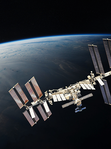 Blick auf die Weltraumstation ISS mit der Erde im Hintergrund.
