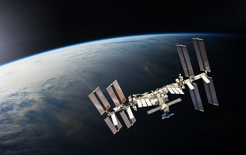 Blick auf die Weltraumstation ISS mit der Erde im Hintergrund.
